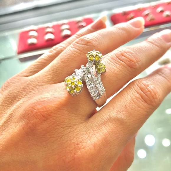 Yellow diamond cluster ring - Picture 2 of 3